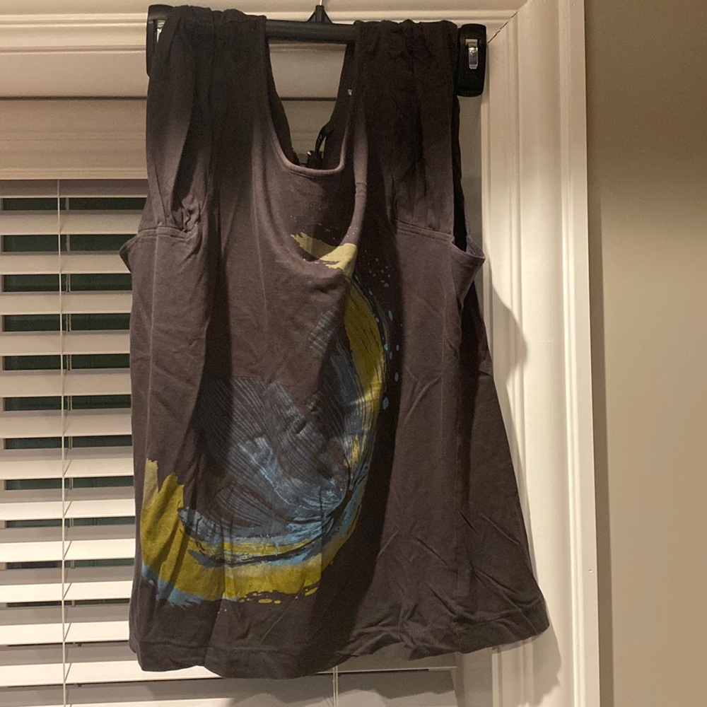 Women’s Short Sleeve Top with Zipper in Back